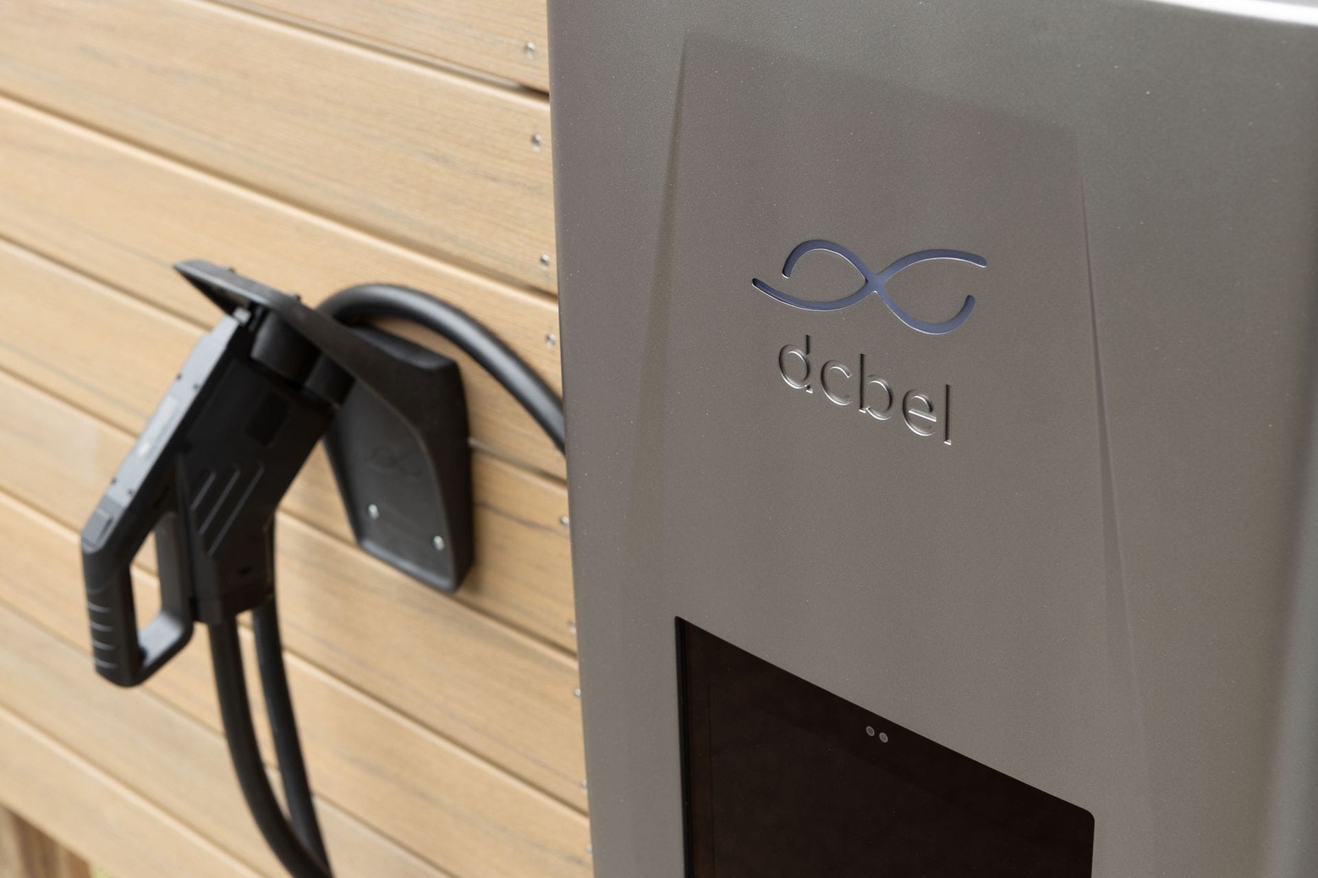 dcbel-ara-with-charger