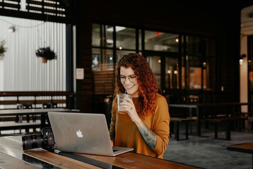 girl in the office with laptop